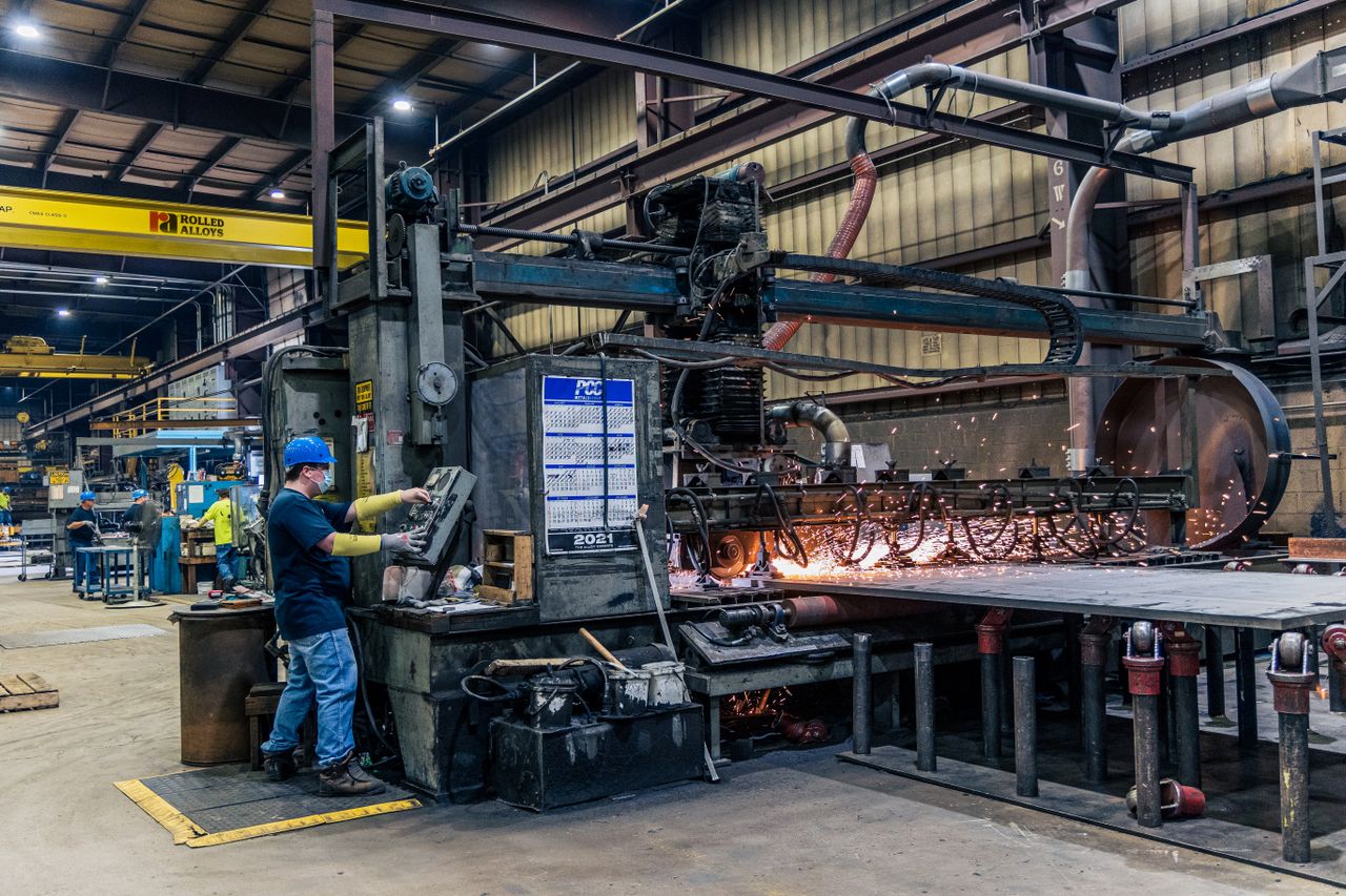 Professional steel shearing service for sheet metal fabrication